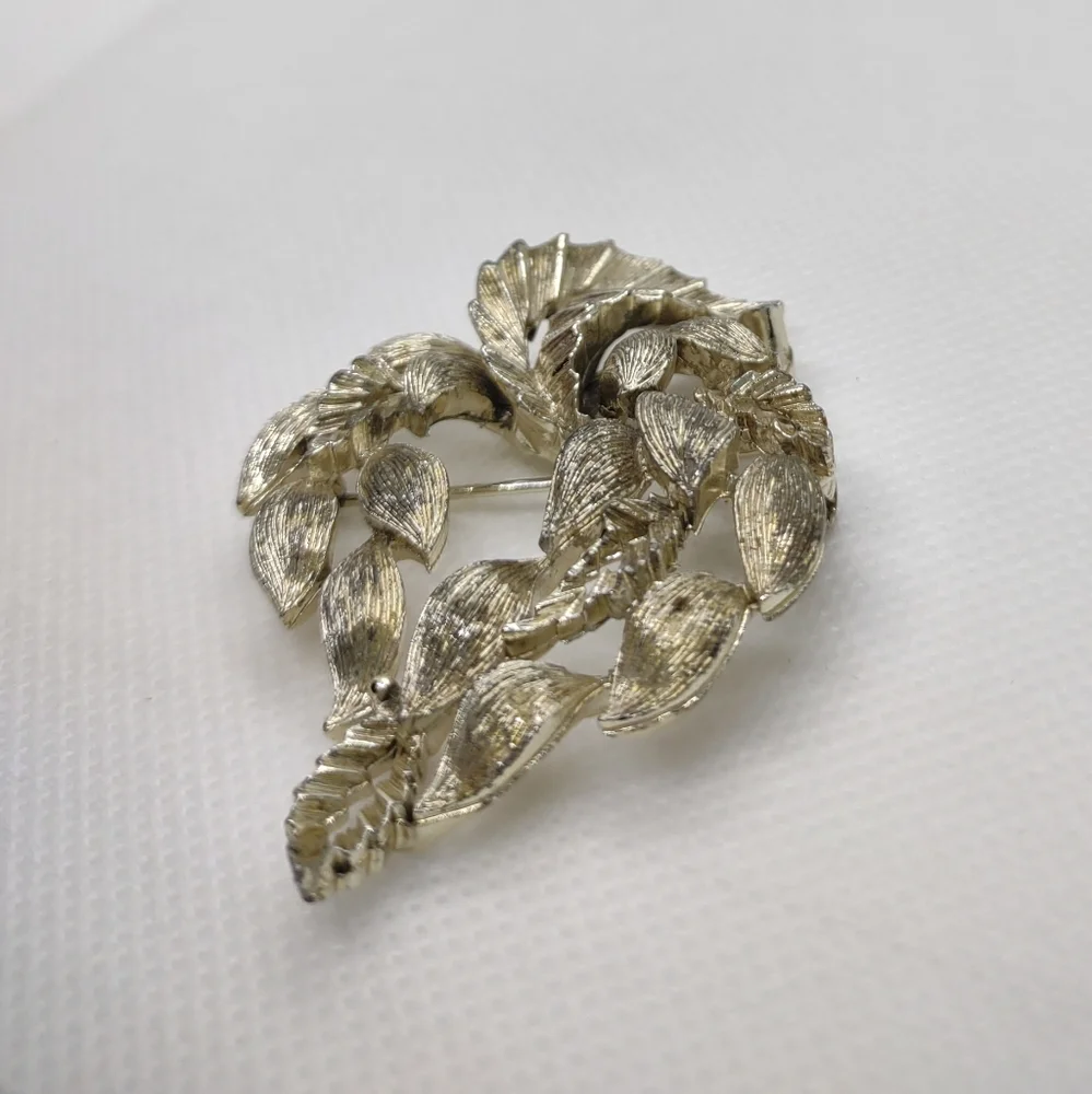 Vintage Lisner Vining Leaves Brooch‎